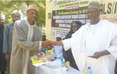  ??  ?? NDE coordinato­r, Zamfara State, Alhaji Abdullahi Yakubu presenting the loan to one of the beneficiar­ies