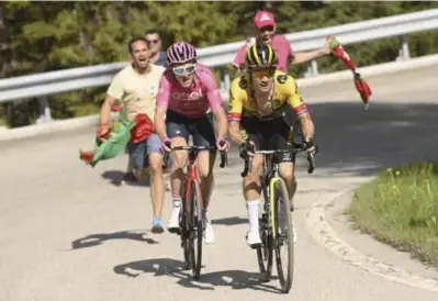  ?? © ap ?? De Giro lijkt uit te draaien op een tweestrijd tussen Geraint Thomas (links) en Primoz Roglic (rechts).