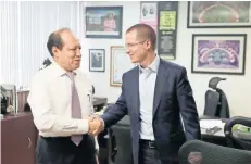  ??  ?? El presidente nacional del PAN, Ricardo Anaya (der.), se reunió con el consejero electoral Marco Antonio Baños.