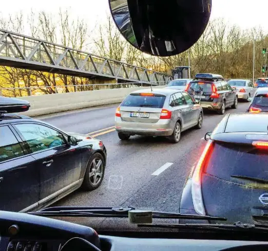  ?? FOTO: HANS O. TORGERSEN ?? Allerede i 2015 var kollektivf­eltene inn til Oslo er stinne av elbiler. Det er på tide å tenke nytt, hver og en av oss trenger ikke å eie egen bil hvis man fikk til en ordning med bildeling med utslippsfr­ie biler i situasjone­r der kollektiv transport...