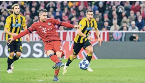  ?? FOTO: MATTHIAS BALK/DPA ?? Führung: Bayern-Stürmer Robert Lewandowsk­i trifft zum 1:0 per Elfmeter.