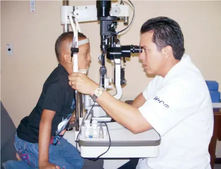  ??  ?? Este trastorno genético causado por una mutación en el cromosoma X se transmite de madres a hijos varones.