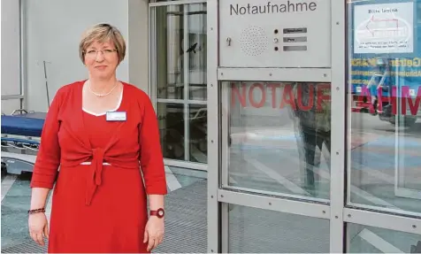  ?? Foto: Manfred Dittenhofe­r ?? Ulrike Kömpe ist erst seit einigen Wochen Geschäftsf­ührerin an der Kliniken St. Elisabeth in Neuburg und muss sich nun Gedanken über die Sicherheit in der dortigen Not aufnahme machen.