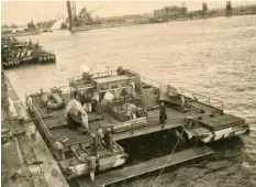  ??  ?? ■ A Siebel Ferry fitted-out with two 88mm anti-aircraft guns. Moored behind are Siebel Ferries equipped with aircraft engine propulsion units.