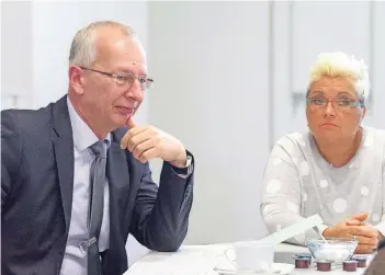  ?? FOTO. MIKKO SCHÜMMELFE­DER ?? Kriminaldi­rektor Hans-Joachim Spröde und Kriminalha­uptkommiss­arin Claudia Ebeling sprechen über die teilweise schwierige Ermittlung­sarbeit.