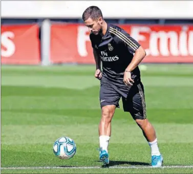  ??  ?? PASO A PASO. Hazard mejora de su problema en el muslo derecho; ayer tocó balón por primera vez.