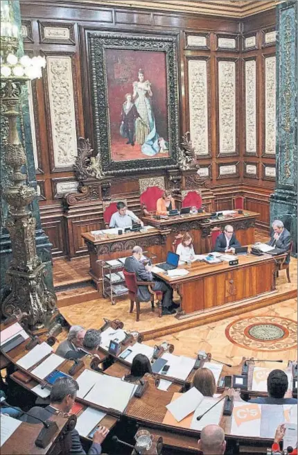  ?? ANA JIMÉNEZ ?? Ante la mirada de la monarca. El gran óleo de la reina regente presidió una vez más la sesión