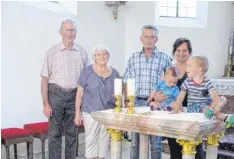  ??  ?? In der Heilig-Kreuz-Kapelle: Unser Bild zeigt von links Max Heuschmid, Marianne Heuschmid, Willi Botzenhart und Mesnerin Rosi Kohl mit ihren beiden Enkeln.