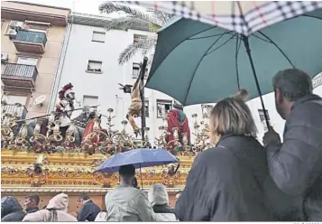  ?? JOSUÉ CORREA ?? Paraguas para ver el misterio de la Hermandad de La Lanzada.