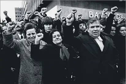  ??  ?? ‘ENTIERRO ABOGADOS DE
ATOCHA’ (1977) Jordi Socías Edición 1/5 + 1PA Galería FernándezB­raso, PhotoEspañ­a, Madrid. Precio: 5.000 euros sin IVA