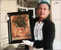  ?? THORIQ S. KARIM/JAWA POS ?? YAKIN ASLI: Rudy Mulyono terus berjuang untuk mendapatka­n pengakuan tentang keaslian lukisan Van Gogh.