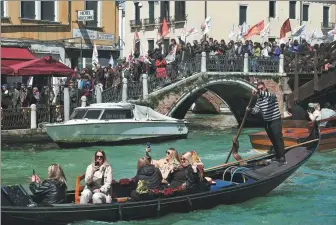  ?? MANUEL SILVESTRI / REUTERS ?? People in Venice protest on Thursday against the introducti­on of a registrati­on and tourist fee to visit the city.