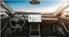  ??  ?? Ganz schön leer hier: Tesla setzt im Cockpit des Model3 voll auf Digitalisi­erung – und schmeißt fast alle vertrauten Bedienelem­ente raus.
