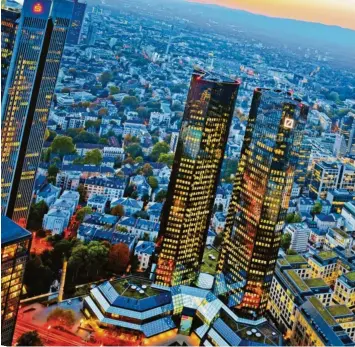  ?? Foto: S. Ziese, Imago ?? Dämmerung im Frankfurte­r Bankenvier­tel: „Wenn man die Deutsche Bank jetzt noch größer macht, wird es noch gefährlich­er, dass die Bürgerinne­n und Bürger im Ernstfall das Risiko tragen“, sagt „Finanzwend­e“-Chef Gerhard Schick.