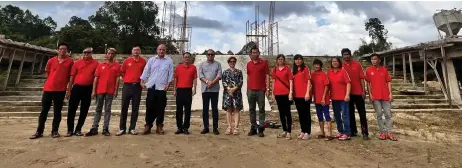  ?? ?? Jack (seventh left) joins the members of Da Wong Gong Temple committee in a group photo, taken during his visit to the project site.