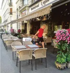  ?? FOTO MAFRA – ALŽBĚTA TESÁRKOVÁ ?? V centru Budapešti mají nouzi o hosty nejen kvůli nedostatku zahraniční­ch turistů, ale i proto, že řada Maďarů odjela z metropole do lázní, aby využila tamní obdoby vládou dotovaných lázeňských poukazů.