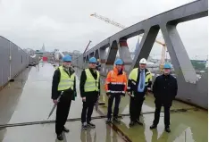  ??  ?? Die ersten Fußgänger auf der neuen Brücke: (von links) André Dillmann, Martin Ben del, Thomas Harter, Ralf Gummersbac­h und Stefan Kielbassa.