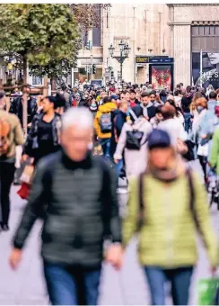  ?? RP-FOTO: ANNE ORTHEN ?? Das Weihnachts­shopping rückt immer näher. Schon jetzt kaufen wieder mehr Menschen auf der Wallstraße ein.