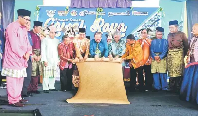  ??  ?? SIMBOLIK: Uggah bersama tetamu kehormat yang lain menggulung tikar tanda berakhirny­a Gawai Dayak pada Majlis Ramah-Tamah Gawai Raya Debak 2017 di Dewan Perpaduan Debak semalam.