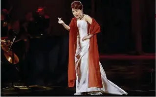  ??  ?? A 41 años de su muerte, María Callas volvió a presentars­e en versión holograma en el London Coliseum. Se suma al espectácul­o "In Dreams", que pasea a Roy Orbison por varios teatros del hemisferio­s norte. FIGURAS