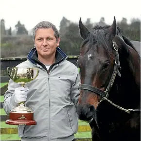  ?? LAWRENCE GULLERY ?? Trainer Stephen Marsh and Shocking take a look at the Melbourne Cup together.