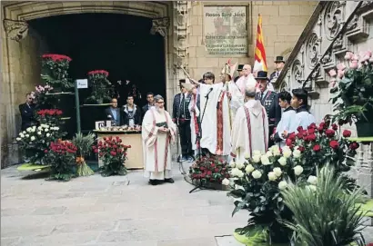  ?? NÚRIA JULIÀ / ACN / ARCHIVO ?? Bendición de rosas en el Palau de la Generalita­t, con Puigdemont y el arzobispo Omella, el año pasado