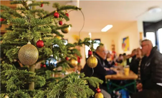  ?? Foto: Jürgen Lösel ?? Im Tagestreff „Schorch“der Diakonie in Dresden gab es ein von der Stiftung Lichtblick unterstütz­tes Weihnachts­mittagesse­n und eine Andacht für Obdachlose.