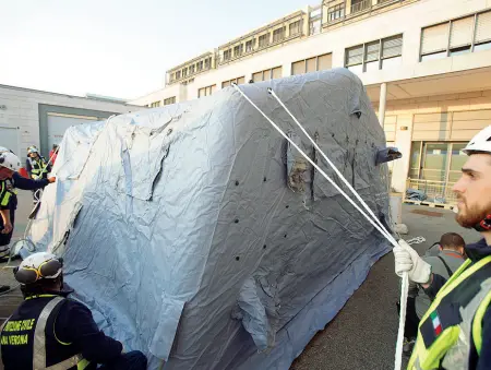  ??  ?? Prevenzion­e
Una delle tende montate davanti all’ospedale di Borgo Trento