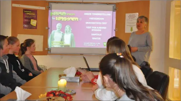  ??  ?? Onsdag formiddag fortalte helsesøste­r Torun Rundhovde Mørenskog Lyngdal ungdomsråd om helsestasj­onen for ungdom.