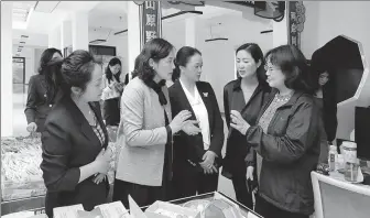  ?? ?? Left: Pan Yuping (right) visits a cross-Strait studio in Pengzhou, Sichuan province that promotes agricultur­al products through livestream­ing.