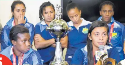  ?? EL ?? Las chicas tuvieron que salir a defender su premio con todo.