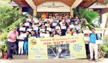  ??  ?? STARTING THEM YOUNG: The participan­ts, tournament officials and guests pose at the end of the 4th SUT Cup golf tournament on Sunday.