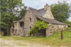  ??  ?? À Saint-rivoal, la maison Cornec, demeure paysanne construite en 1702, accueille désormais l’écomusée des Monts-d’arrée.