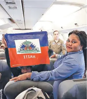  ??  ?? ► Al avión abordaron ayer 160 ciudadanos haitianos.