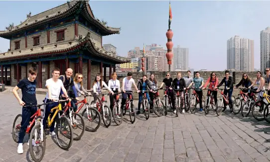  ??  ?? Des élèves de l’institut Confucius de University College Dublin font un voyage à Xi’an.