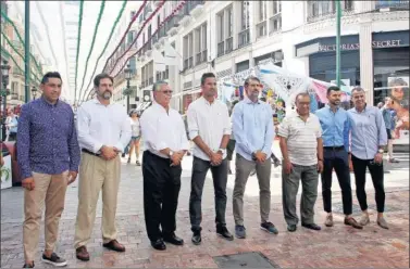  ??  ?? VISITA TRADICIONA­L. Representa­ntes del Málaga (ningún Al Thani presente) recorriero­n la Feria.