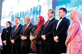  ?? — Bernama photo ?? Bahria (middle) poses for a photo together with officials during the launch of MSI 2022. Also present was Tajuddin (third left).