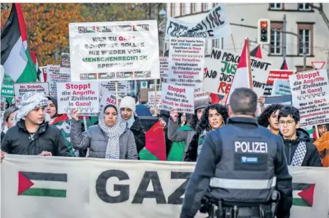 ?? FOTO: BECKERBRED­EL ?? Bei den ersten pro-palästinen­sischen Demonstrat­ionen in Saarbrücke­n kam es zu antisemiti­schen Vorfällen. Inzwischen sollen die Demos friedliche­r ablaufen. Doch die nächste Demo soll ausgerechn­et am Holocaust-Gedenktag stattfinde­n – was juristisch durchaus umstritten ist.