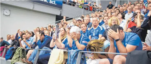  ?? FOTOS (6): GÜNTER KRAM ?? Um kurz vor 21.30 Uhr am Mittwochab­end war die Messe in der Häfler ZF-Arena gelesen: Die VfB-Volleyball­fans können die klare Niederlage ihrer Spieler kaum fassen.