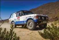  ??  ?? Ecuador de la prueba. Para entonces, el equipo seguía adelante con un cambio: Andreu Vidal, lesionado, cedió el volante del Range a Pere Maimí y su puesto de copiloto lo ocupó Baldirí Olivé.