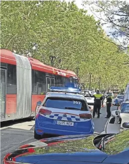  ?? EL PERIÓDICO ?? Control policial de los aforos del autobús.