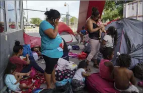  ?? VERONICA G. CARDENAS — THE ASSOCIATED PRESS ?? A group of Mexican asylum seekers wait near the Gateway Internatio­nal Bridge in Matamoros, Mexico. Pregnant women face special hazards in Mexico because places where migrants wait to enter the U.S. often don’t have access to regular meals, clean water, and medical care.