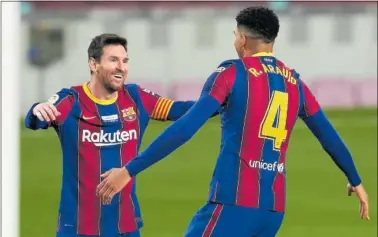  ?? ?? Messi, abrazado a Araújo después de marcar un gol con el Barça en la temporada 2020-21.