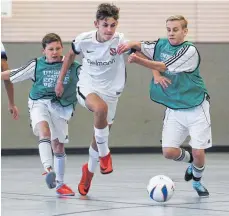  ?? SZ-FOTO: THW ?? Bei den C-Junioren qualifizie­rte sich die TSG Ehingen I (weiß) ohne Punktverlu­st in vier Spielen souverän für die zweite Zwischenru­nde.