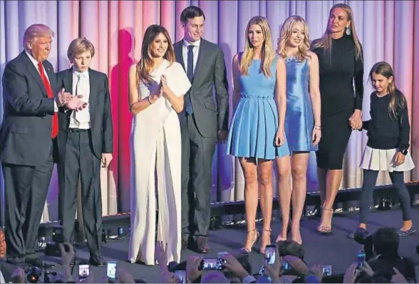  ?? SHAWN THEW / EFE ?? Melania Trump, vestida de blanco, en la fiesta de la victoria con su hijo Barron (izquierda), Ivanka y su marido, Tiffany y otros familiares