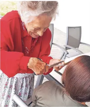  ?? LOUISA KÖCHER FOTO: HEINRICHS GRUPPE/ ?? Erfüllt sich ihren großen Traum: Sofie Schafranek aus dem SZB Wassenberg schneidet noch einmal die Haare. Früher war die 88-Jährige Friseurin.