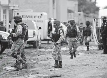  ?? FOTO: REFORMA ?? > La Guardia Nacional llega al lugar de los enfrentami­entos.