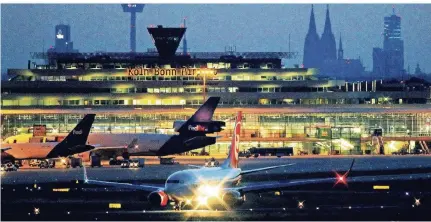  ??  ?? Der Flughafen der Domstadt in den Abendstund­en.