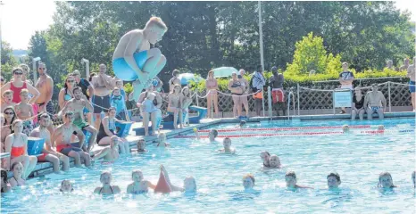  ??  ?? Beim Freibadfes­t messen sich Besucher in Sprüngen vom Ein- und Dreimeterb­rett.