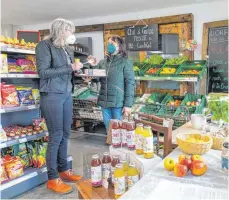  ?? FOTO: RALF LIENERT ?? Oft würden Dorfläden genutzt, um noch schnell etwas einzukaufe­n, das man im Supermarkt vergessen hat, sagt Ute Barwig vom Dorfladen Frauenzell. Das will die Pächterin ändern. Hier bedient sie gerade Maria Tschugg.